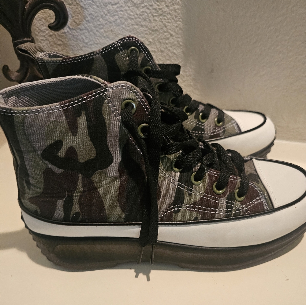 Camouflage High-Top Shoes